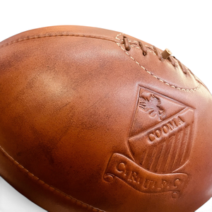 Ballon de rugby en cuir pleine fleur gaufré à chaud, 4 panneaux, style années 1900, patine antique, cuir et bois restaurés, vieilli et ciré, sport et décontracté - Product Image 2