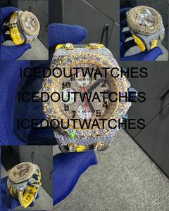 Montre-bracelet en moissanite pour homme avec cadran numérique jaune, design luxueux personnalisé fait main, montre sertie de pierres. - Product Image 1