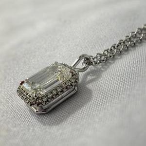 Collar con colgante de diamante talla esmeralda con halo en oro blanco macizo, elegante colgante solitario con halo pavé, joyería fina, regalo para ella. - Product Image 2