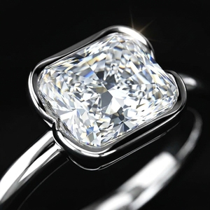 Bague de fiançailles solitaire taille radiant East West avec diamant de laboratoire serti clos, en or blanc 10K - Product Image 3