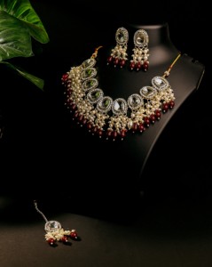 Ensemble de bijoux ethniques traditionnels Lucentarts en or pour femmes, collier et boucles d'oreilles pendantes en perles bordeaux foncé, pour mariée et mariage - Product Image 1