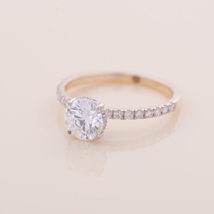Bague de fiançailles et de mariage en diamant de laboratoire rond brillant certifié IGI, en or 14 carats avec bande pavée, pour cadeau d'anniversaire - Product Image 2