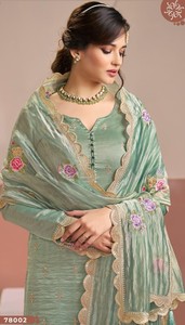 Traje Tradicional de Mujer Dhwaja Export, en Georgette Dorado con Imitación de Oro, Largo hasta el Tobillo, Semi-Cosido, con Bordado y Trabajo Zari, para Bodas - Product Image 6