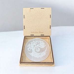 Placa de carga de selenita grabada con diseño de árbol sagrado, forma redonda, 8-15 cm, de Muntaha Agate. Compre selenita de alta calidad. - Product Image 2