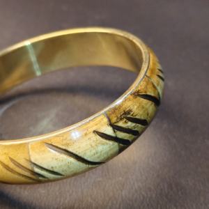 Bracelet de style vintage en laiton avec doublure intérieure, motif de feuille gravé foncé, incrustation de style osseux sculpté, bijoux ethniques tribaux - Product Image 2