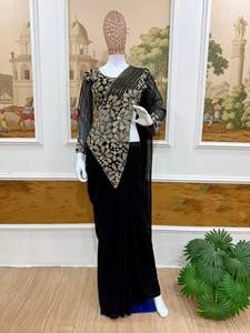 Conjunto indio-pakistaní rojo con blusa bordada de malla, dupatta de red y churidar, ideal para bodas y festivales. - Product Image 4