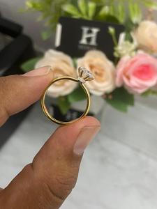 Anillo de Compromiso Solitario con Diamante Cultivado en Laboratorio de Corte Redondo Clásico para Mujer - Product Image 5