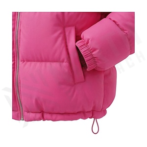 Chaqueta Acolchada Rosa con Estampado de Logotipo, Cuello Alto, Manga Larga, Relleno de Poliéster Grueso para Invierno, Cierre de Cremallera, Corte Corto - Product Image 5