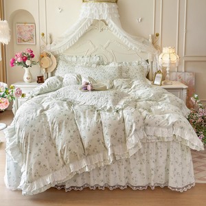 Parure de lit matelassée florale vert clair 4 pièces avec <span class=keywords><strong>jupe</strong></span> de lit et housse de couette à volants en dentelle, en coton doux, tailles King et Queen - Product Image 1
