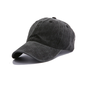 Casquette de baseball urbaine avec des coutures de qualité et une coupe flexible qui ajoute une touche audacieuse à votre style de rue quotidien. - Product Image 1