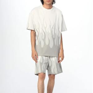 ชุดเสื้อยืดและกางเกงขาสั้นพิมพ์ลายเปลวไฟสำหรับผู้ชาย ทรงโอเวอร์ไซส์ ผ้าฝ้าย สไตล์สตรีทแวร์ฤดูร้อน ชุดสองชิ้นลำลอง - Product Image 4