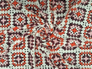 Tissu au crochet multicolore Granny Square en gros, orange, bordeaux, rose et blanc, dentelle géométrique, tissu vintage bohème - Product Image 2