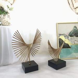 Objets décoratifs en métal magnifiquement conçus, sculptures qui rehaussent la décoration moderne de la maison avec un attrait artistique - Product Image 1