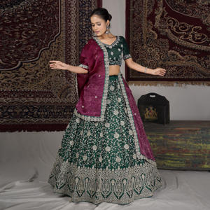 Lehenga Choli Tradicional Bordado de Diseñador con Trabajo Floral Pesado, Falda de Gran Vuelo, Blusa y Dupatta en Contraste para Boda y Fiesta - Product Image 4