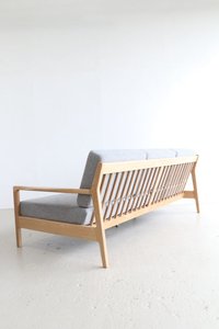 Canapé Monalize moderne et contemporain en bois massif, rembourré en tissu gris, écologique, durable, pour salon, hôtel, villa - Product Image 3