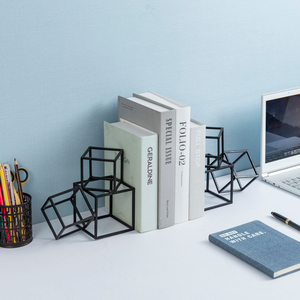 Serre-livres décoratifs géométriques en métal noir, support de livres moderne et minimaliste, support d'étagère robuste pour la maison, la bibliothèque et le bureau - Product Image 1