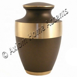 Urna de cremación de latón artesanal con artesanía detallada y una superficie pulida para un tributo digno por Axiom Home Accents - Product Image 5