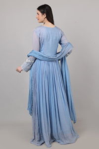 Vestido largo de diseñador para mujer, color azul cielo, con cuentas, lentejuelas y bordados, ideal para eventos. - Product Image 2