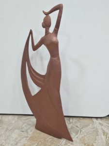 Sculpture abstraite en céramique de femme, figurine d'art moderne, statue décorative marron pour la maison et les mariages - Product Image 3