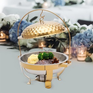 Plat à chafing dish élégant en or avec couvercle en dôme à motif texturé sur un support arqué suspendu pour événements de restauration haut de gamme et mariages - Product Image 5