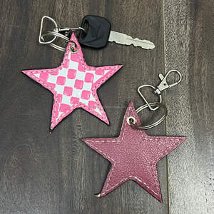 Nouveauté 2025 Porte-clés en cuir à carreaux avec étoile de créateur Charme d'étoile mignon Accessoires tendance Porte-clés et porte-cartes Cadeau pour femmes - Product Image 6
