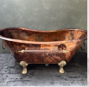 Bañera independiente de lujo con diseño de piedra y accesorios dorados para un aspecto moderno y de alta gama de spa. Disponible a precios de mayorista. - Product Image 4