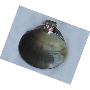 ไม้ถูพื้นเปลือกหอยสีดำประดับอัญมณีสีเงิน เครื่องประดับเปลือกหอย จี้เงินลายเปลือกหอย กรอบสีดำขาว - Product Image 2