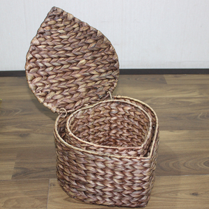 Panier de rangement artisanal en jacinthe d'eau avec couvercle, forme cœur, style bohème, pour l'organisation du salon - Product Image 1