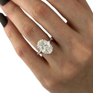 Bague de fiançailles de luxe avec diamant ovale de 5 carats cultivé en laboratoire, halo caché et double griffes en or 14K, 18K ou platine - Product Image 5