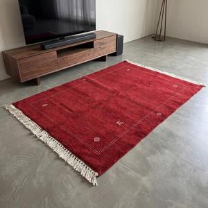 Tapis en laine noué à la main rouge rubis, design classique minimaliste à bordure florale, tapis décoratif de luxe fait main avec franges et pompons - Product Image 3