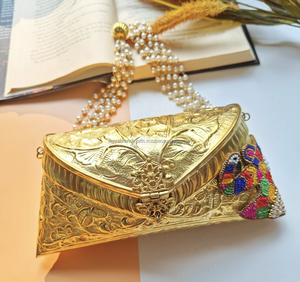 กระเป๋าคลัทช์ทองเหลืองและโลหะคุณภาพสูง ดีไซน์โดดเด่นสำหรับงานปาร์ตี้และงานแต่งงานสำหรับผู้หญิง จากอินเดีย - Product Image 3