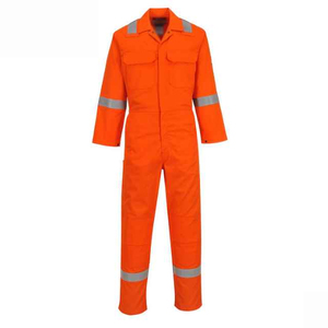 Uniforme de seguridad diseñado con tela resistente, tiras reflectantes y bolsillos prácticos que brindan comodidad y visibilidad para los trabajadores. - Product Image 1
