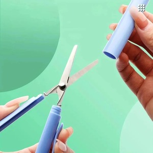Ciseaux à sourcils en acier inoxydable, pointe acérée, lame courbée, capuchon de protection, ciseaux de maquillage verts, mini ciseaux pliables, pour droitiers - Product Image 3