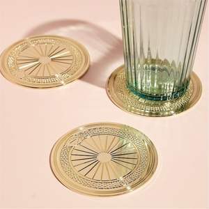Sous-verres en laiton massif de qualité supérieure pour boissons - Ensemble de sous-verres vintage en métal doré martelé - Sous-verres durables anti-brûlure - Product Image 2