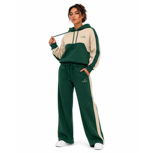 Conjunto Deportivo Informal Verde para Mujer con Paneles Laterales Beige, Siluetas Relajadas, Logotipo Personalizado, Ropa Urbana Moderna de Boutique - Product Image 1