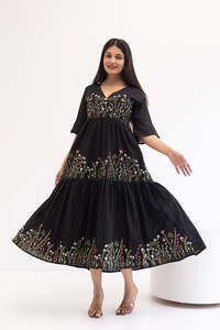 Robe midi en coton brodée de fleurs noires, col en V, manches bouffantes, coupe ample, style bohème, tenue décontractée d'été - Product Image 2