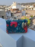 Pochette cosmétique en velours matelassé de qualité supérieure avec fermeture éclair lisse, organiseur de maquillage doux pour les voyages et les essentiels quotidiens