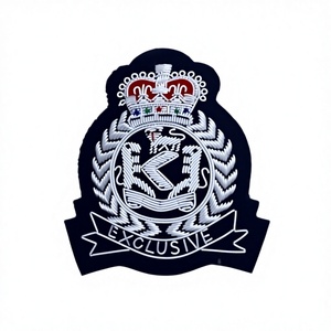 Parche/Insignia de Lujo Indio con Bordado a Mano Exclusivo de León, Hilo Metálico, Corona de Plata y Corona de Hojas, Resistente al Agua - Product Image 1