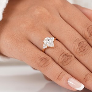 Bague solitaire en diamant taille poire 2,01 carats Sparkle Proposal, cultivé en laboratoire, or massif 14 carats, cadeau de fiançailles raffiné pour partenaire - Product Image 5
