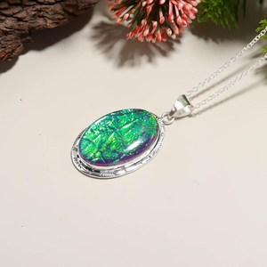 Élégant pendentif triple opale verte en argent sterling plaqué or, serti clos, style vintage, bijou de fiançailles, cadeau pour elle - Product Image 2