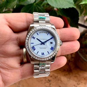 นาฬิกาข้อมือจักรกลสแตนเลสสตีลหรูหรา หน้าปัดสีฟ้าใส ตัวเลขโรมันสีน้ำเงิน ขอบตัวเรือนประดับเพชร ตัวล็อคแบบซ่อน สไตล์ฮิปฮอป - Product Image 1