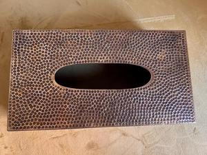 Boîte à mouchoirs en métal au design martelé, finition dorée, idéale pour les tables de cuisine, les comptoirs et les tables d'appoint, provenant d'Inde. - Product Image 3