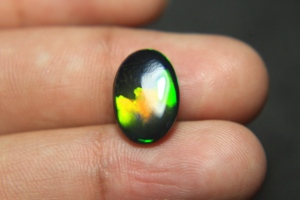 Ópalo Negro Gema Preciosa Natural Etíope de 15*10*5mm, Corte Ovalado, Cabujón de 3.80 Quilates con Fuego Multicolor, Piedra Suelta - Product Image 6