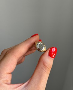 Bague solitaire à griffes sertie de diamant de laboratoire taille coussin antique 4 carats, certifiée IGI - Product Image 1