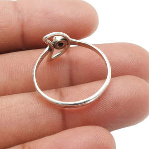 แหวนดีไซน์ครึ่งวงกลมทันสมัยสำหรับทุกเพศ ราคาขายส่ง เงินแท้ 925 ประดับพลอยออนิกซ์สีเขียว แหวนทำมือ เครื่องประดับโบฮีเมียนสุดหรู - Product Image 3