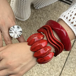 Latest Modern Design Fashion Jewelry <b>Bangle</b> <b>Bracelet</b> Made in Resin Available at Best Price - Product Image 1