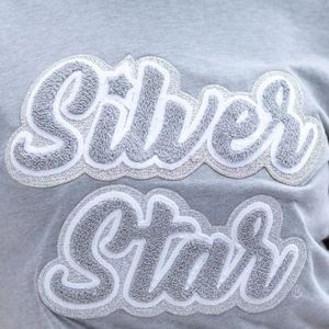 T-shirt unisexe AKA Silver Star avec logo chenille lettres grecques, en coton premium, décontracté et élégant pour le quotidien - Product Image 5
