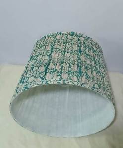 Pantalla de Lámpara de Mesa Plegada Hecha a Mano con Tela Ikat Azul y Blanca Anna - Product Image 2
