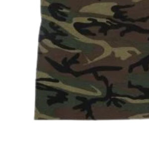 Camiseta AKA Camo Tee Verde Marrón con Cuello Redondo y Letras Bordadas en Rosa y Verde, Ropa Casual para Hermandades - Product Image 4