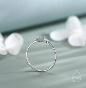 Anillo Vintage de Plata de Ley con Circonita Cúbica Verde Esmeralda Pequeña, Anillo Delicado con Esmeralda en Corte Baguette - Product Image 4